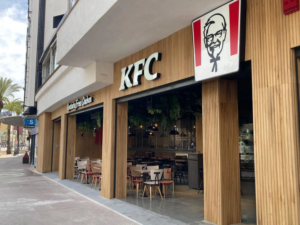 KFC Paulownia enrtrada pared